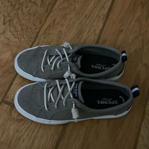 Barely worn Sperry tennis shoes. size 7 1/2.